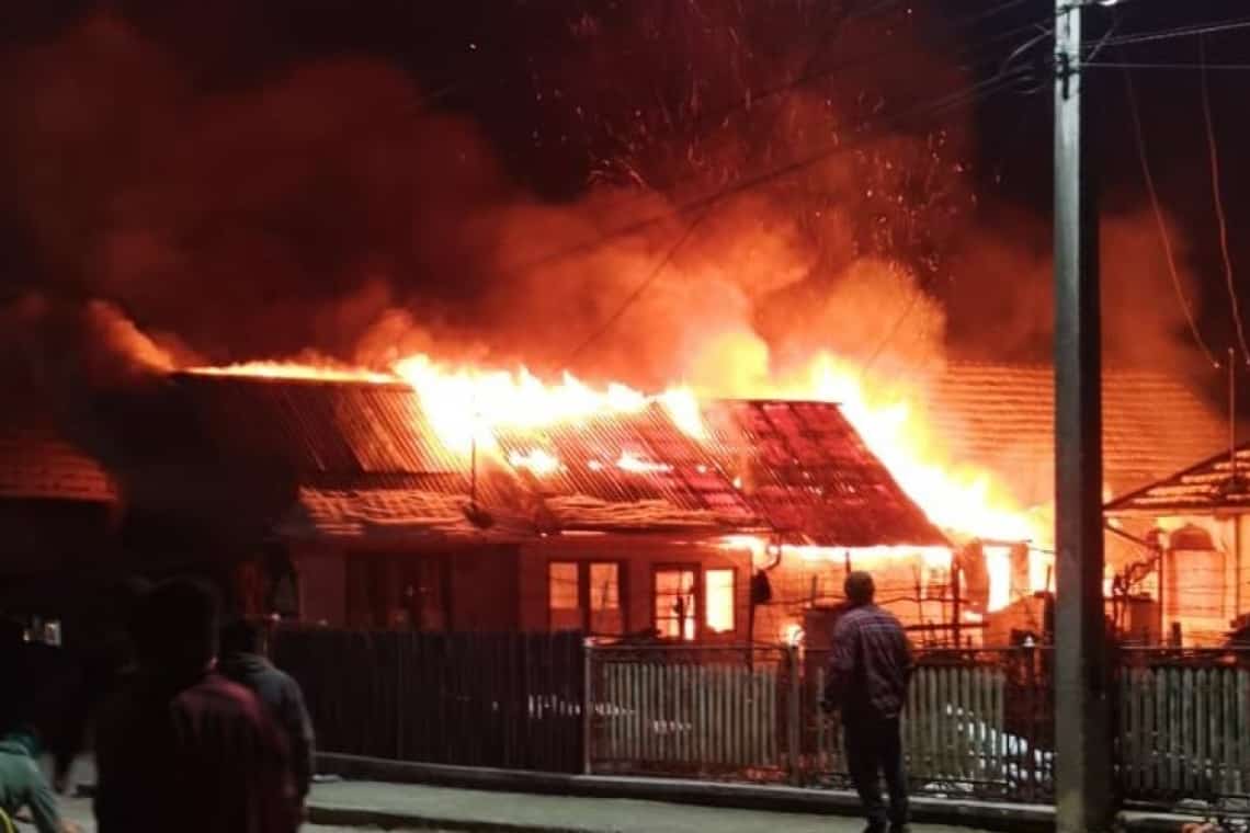 Foto/ Incendiu de proporții în Slănic, cartierul Groșani