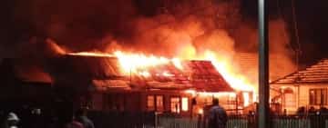 Foto/ Incendiu de proporții în Slănic, cartierul Groșani
