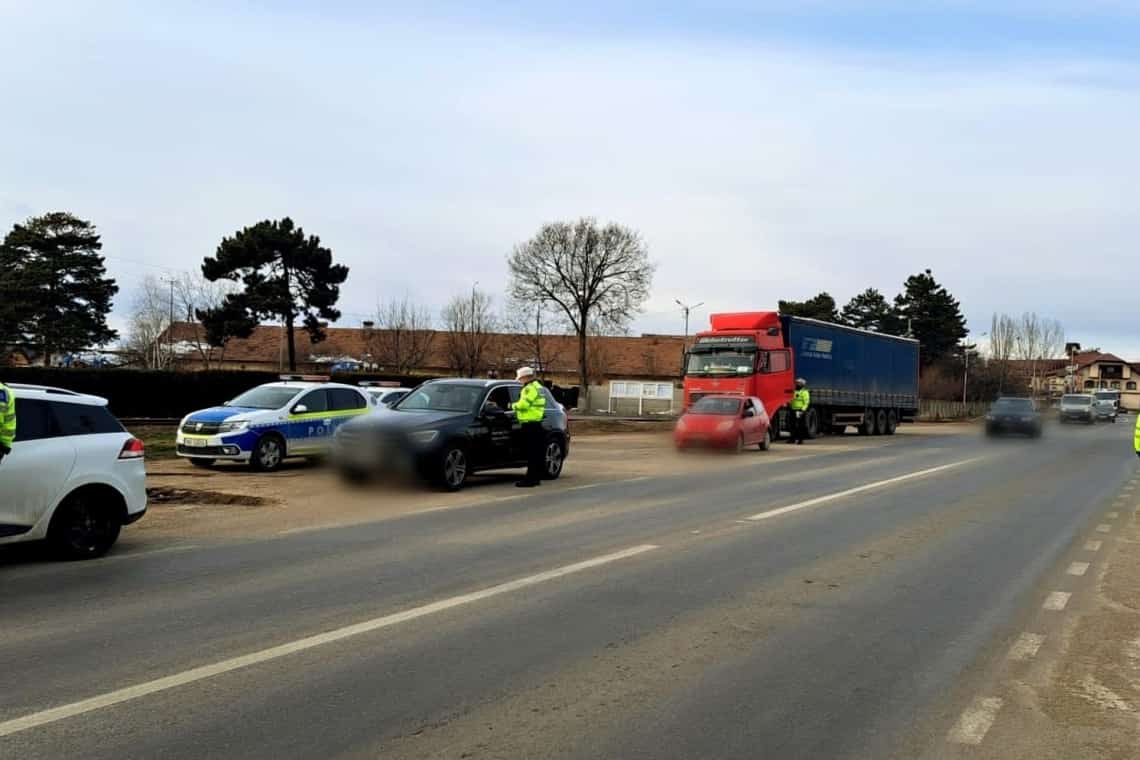 Șoferii și bicicliștii, luați din nou la ochi de polițiștii prahoveni de la Rutieră