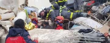 Patru persoane au fost scoase în viață de sub dărâmături de salvatorii români, în Turcia