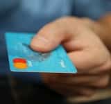 Un bărbat din Bucov este cercetat după ce a folosit la cumpărături un card găsit