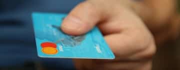 Un bărbat din Bucov este cercetat după ce a folosit la cumpărături un card găsit
