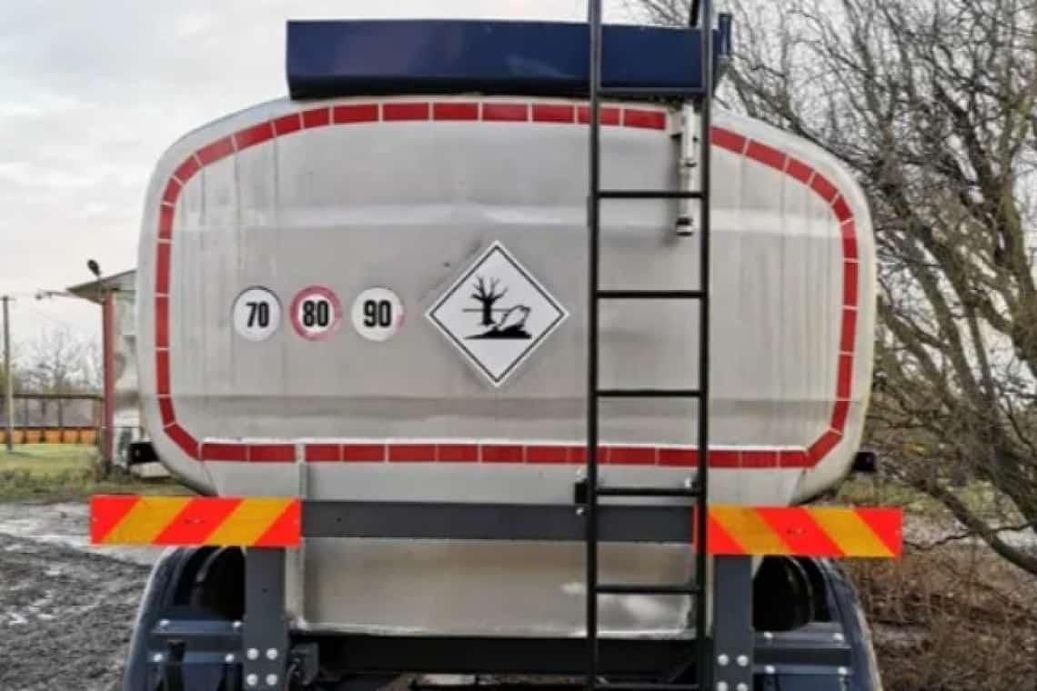 O cisternă blochează drumul județean 101G, în fața porții 1 a rafinăriei Petrobrazi