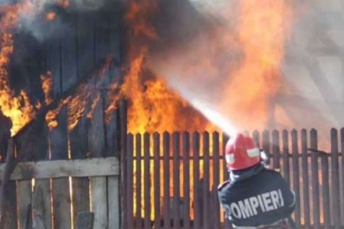 Incendiu în comuna Măgurele. Un bătrân a fost transportat la spital
