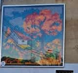 Un tablou de patru metri pătrați, din capace de plastic, colorează o clădire de pe strada Basarabilor din Ploiești! Alte șase sunt în pregătire!