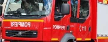 Incendiu la o hală din comuna Lipănești. Pompierii intervin cu două autospeciale de stingere