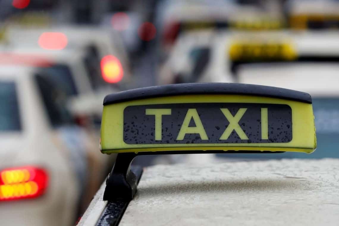 Un taximetrist din Ploiești a fost bătut și tâlhărit de un client, în plină zi!