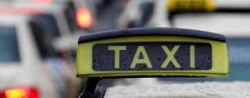 Un taximetrist din Ploiești a fost bătut și tâlhărit de un client, în plină zi!