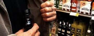 Un ploieștean beat a furat, de două ori într-o zi, băutură și alimente dintr-un supermarket. A treia oară a fost prins!