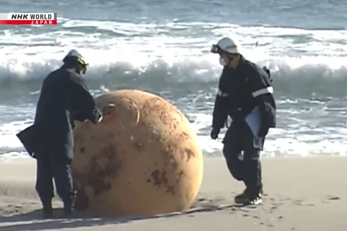 O bilă metalică imensă a apărut pe o plajă din Japonia! Nimeni nu știe ce este și de unde vine