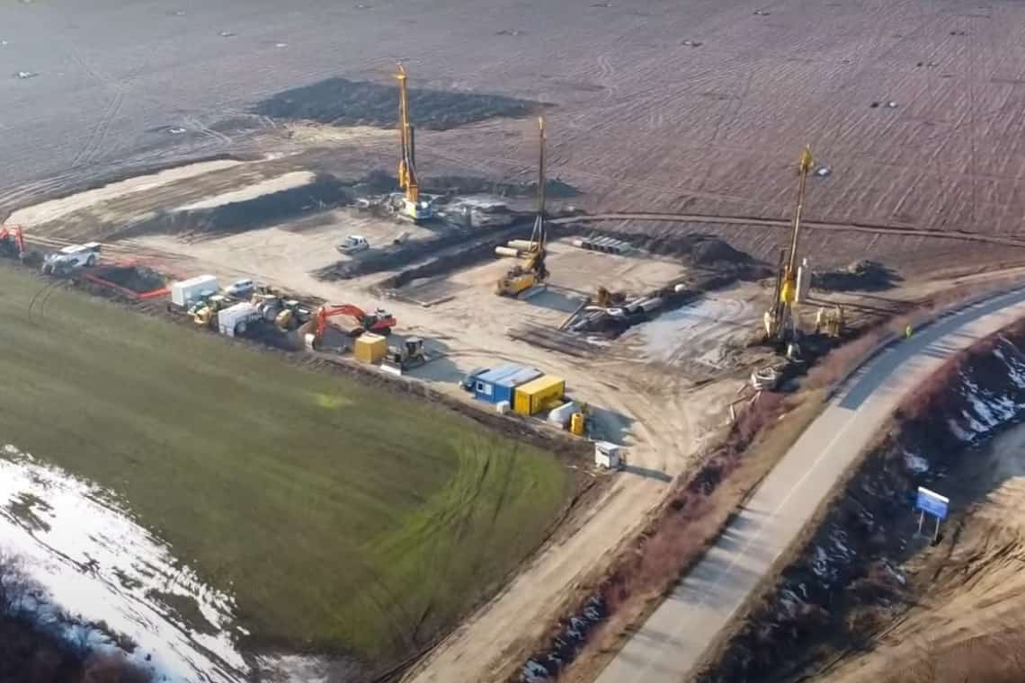 Video/ Cum merg lucrările pe șantierul autostrăzii A7, la km 0, în comuna prahoveană Dumbrava. Filmare cu drona