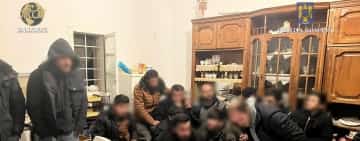 Percheziții de amploare la traficanți de migranți. Îi adăposteau și, ulterior, îi ajutau să treacă ilegal frontiera, contra unor sume mari de bani