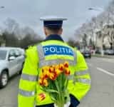 Femeile din trafic, ”amendate” de polițiști cu flori și mărțișoare, de 1 Martie!