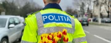 Femeile din trafic, ”amendate” de polițiști cu flori și mărțișoare, de 1 Martie!