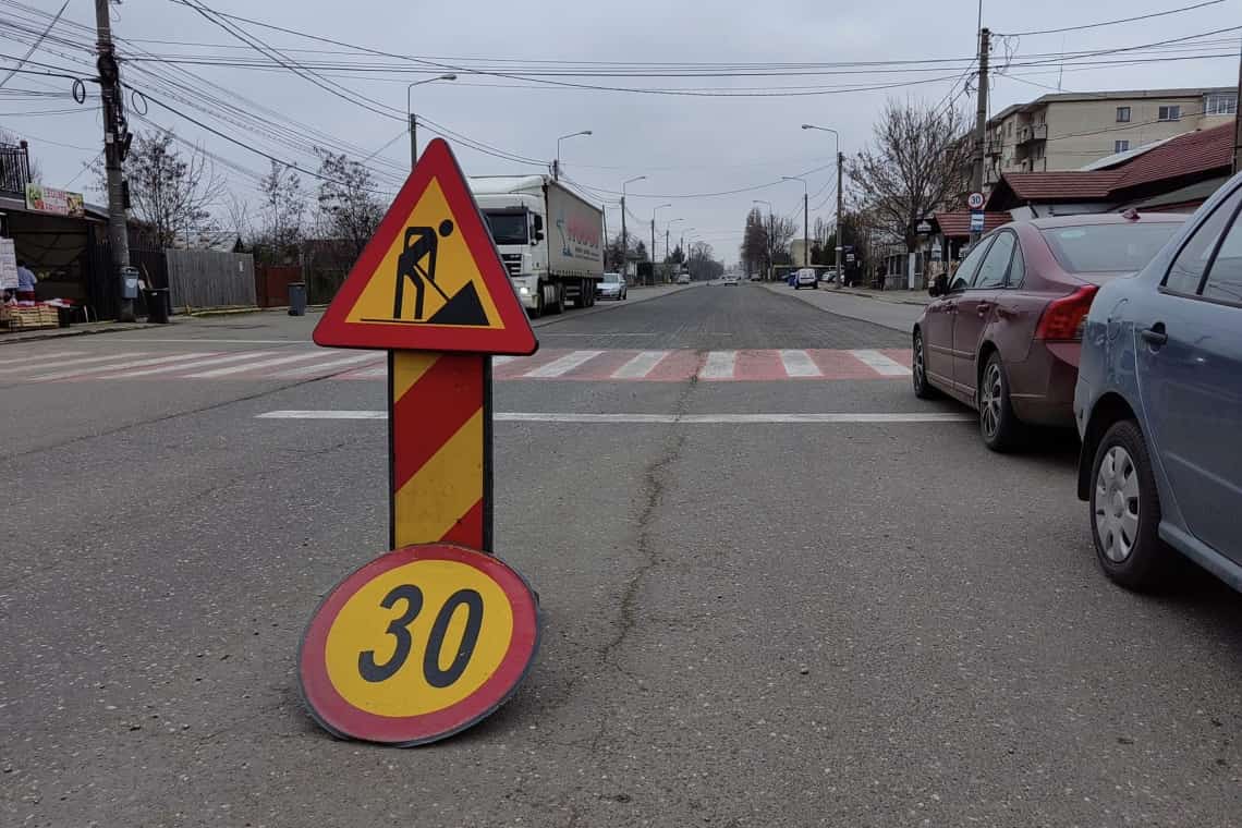 Galerie foto/ Strada Mihai Bravu din Ploiești, decopertată parțial și atât. Minunea încă se lasă așteptată!