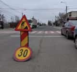 Galerie foto/ Strada Mihai Bravu din Ploiești, decopertată parțial și atât. Minunea încă se lasă așteptată!