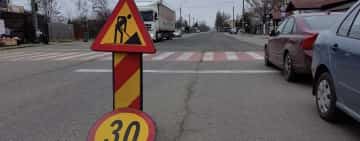 Galerie foto/ Strada Mihai Bravu din Ploiești, decopertată parțial și atât. Minunea încă se lasă așteptată!