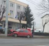 O șoferiță a intrat cu autoturismul într-un stâlp, pe Șoseaua Vestului din Ploiești