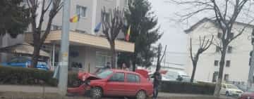 O șoferiță a intrat cu autoturismul într-un stâlp, pe Șoseaua Vestului din Ploiești