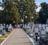 Un adolescent din Ploiești, reținut pentru exhibiționism printre mormintele din cimitir!
