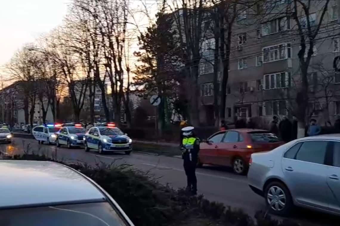 Accident Ploiești/ Copil care traversa strada pe bicicletă, lovit de un autoturism și proiectat într-o altă mașină