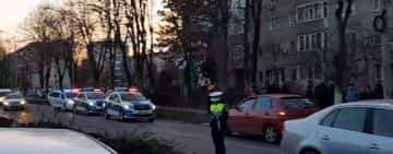 Accident Ploiești/ Copil care traversa strada pe bicicletă, lovit de un autoturism și proiectat într-o altă mașină