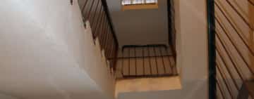 Update/ Un bărbat din Ploiești a căzut de la etajul patru al blocului, pe casa scării, până la parter. Este în stare critică