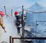 Incendiu uriaș în Filipeștii de Târg. Mai multe gospodării afectate de flăcări/ Video