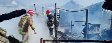Incendiu uriaș în Filipeștii de Târg. Mai multe gospodării afectate de flăcări/ Video