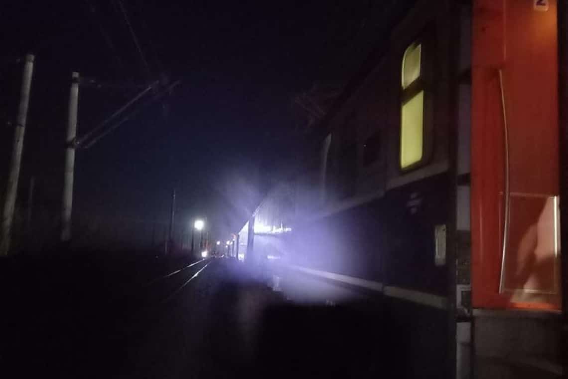 Tragedie feroviară evitată în ultima clipă! Un tren de călători, la un pas să intre într-un mărfar deraiat, la Roșiori Nord!