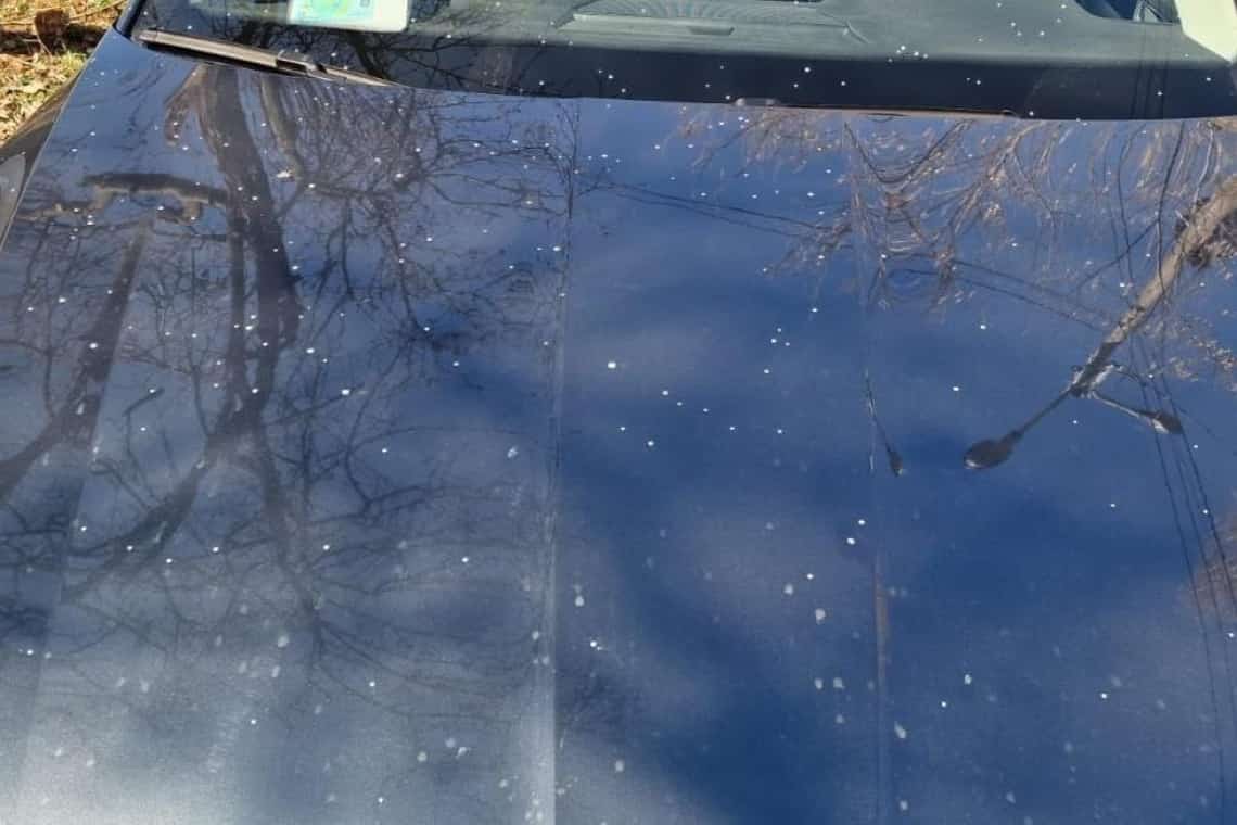 Bătălia pentru locurile de parcare/ Un ploieștean și-a găsit autoturismul împroșcat cu vopsea albă pe capotă, plafon și pe uși!