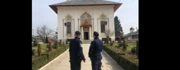 Nemărginită e Grădina Domnului! Un tânăr se dădea nevăzător și cerșea în curtea mănăstirii ca să aibă bani la pariuri!