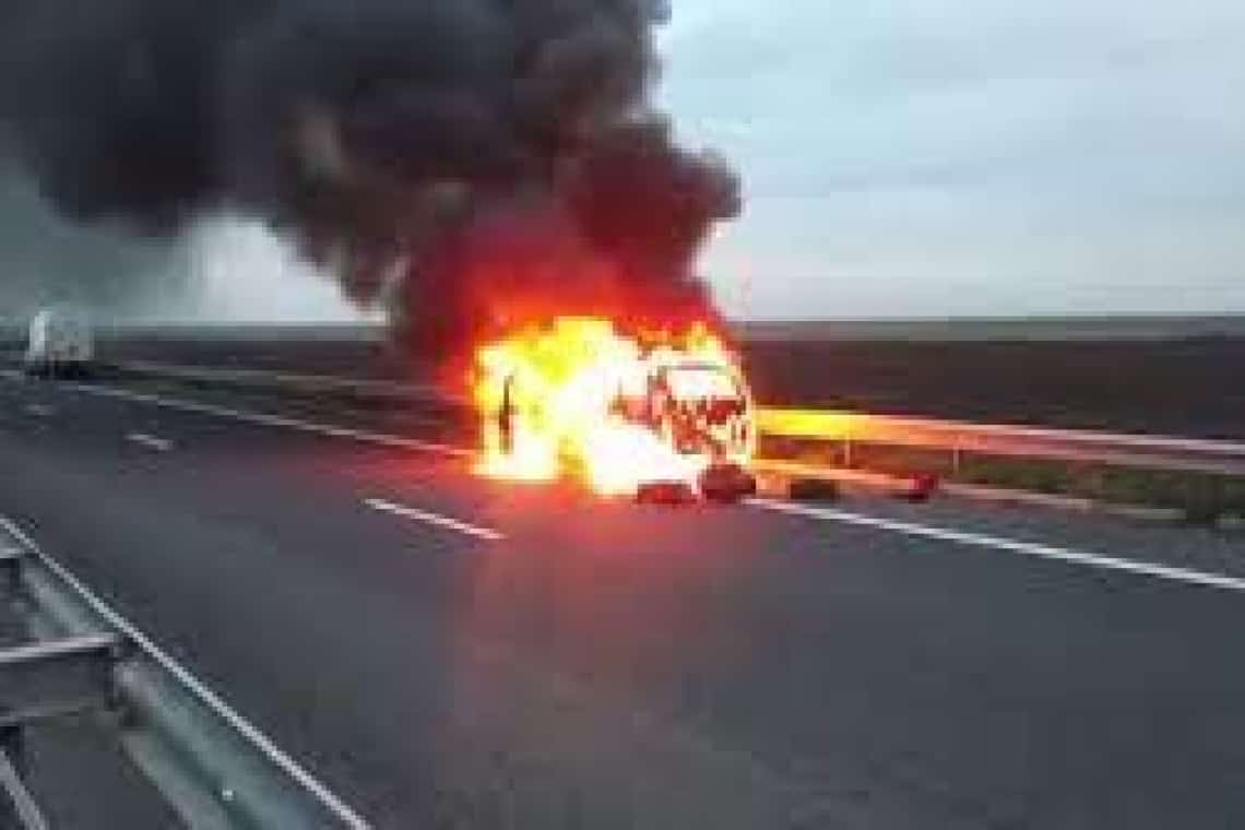 Autoturism cuprins de flăcări pe autostrada București-Ploiești, în zona Gherghița