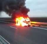 Autoturism cuprins de flăcări pe autostrada București-Ploiești, în zona Gherghița
