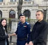 O tânără din Ploiești a avut noroc: un jandarm de la Gruparea Mobilă Ploiești i-a găsit portofelul cu bani și acte! Și, bineînțeles, i l-a și restituit!