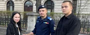 O tânără din Ploiești a avut noroc: un jandarm de la Gruparea Mobilă Ploiești i-a găsit portofelul cu bani și acte! Și, bineînțeles, i l-a și restituit!