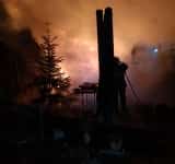 O casă și o anexă au fost cuprinse de un incendiu, în comuna Plopu, noaptea trecută