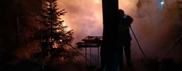 O casă și o anexă au fost cuprinse de un incendiu, în comuna Plopu, noaptea trecută