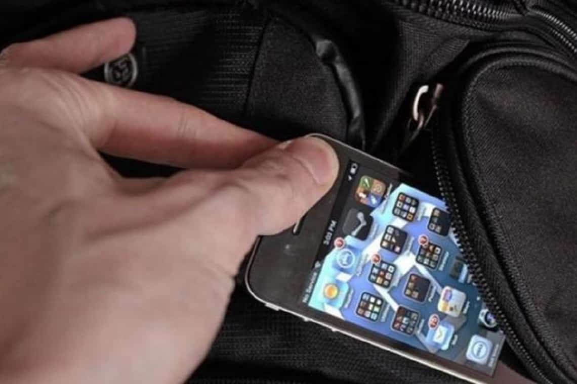 Ploieștean, lăsat fără telefonul mobil chiar de un prieten de pahar, venit în vizită