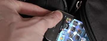 Ploieștean, lăsat fără telefonul mobil chiar de un prieten de pahar, venit în vizită
