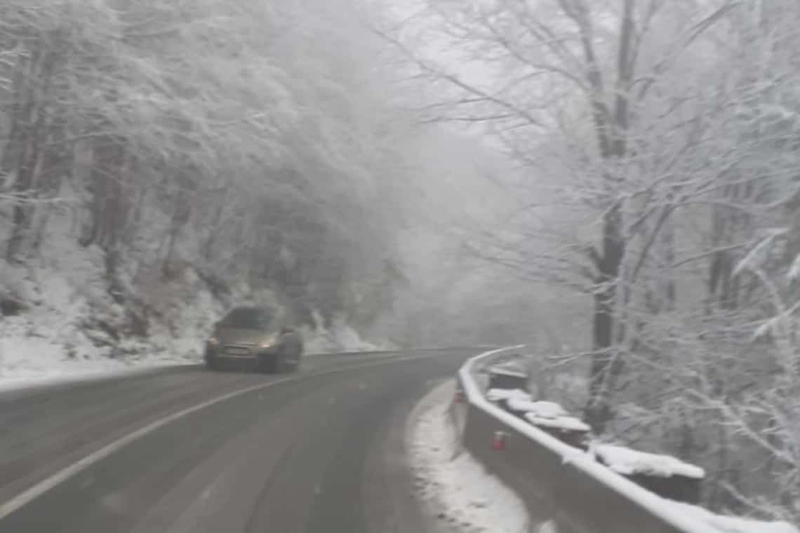 Circulație îngreunată la Cheia. Pompierii distribuie ceai cald șoferilor...