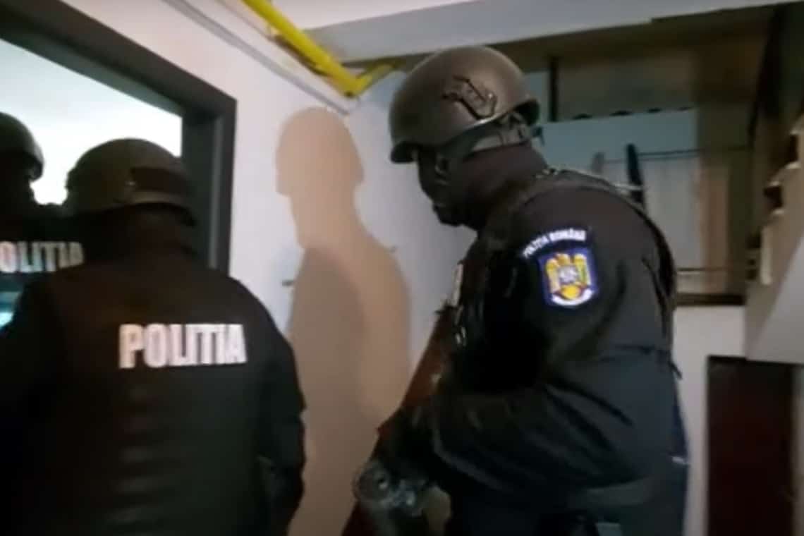 Hoți de catalizatoare auto, luați la puricat de polițiștii ploieșteni. Suspecții au 18 și 19 ani