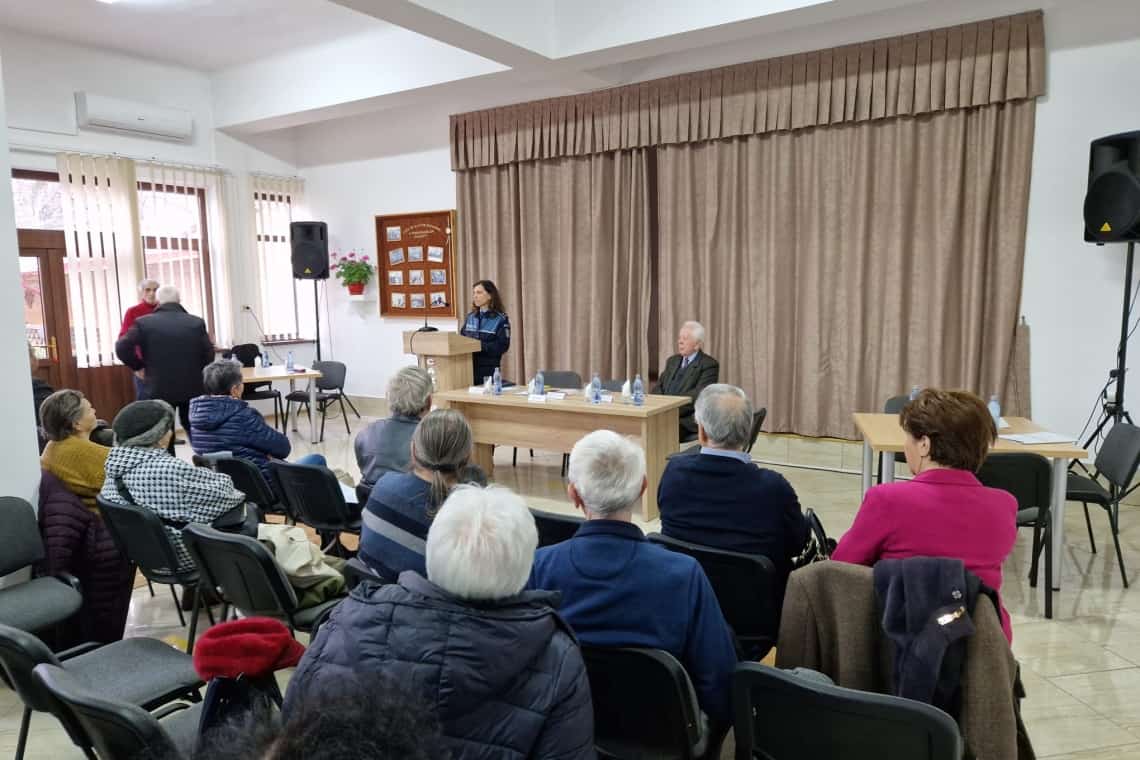 Pensionarii ploieșteni, ”instruiți” de polițiști să se apere de infractori