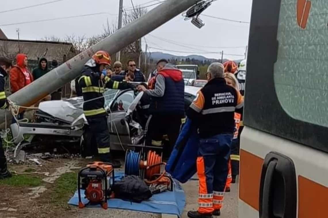 UPDATE/ Un tânăr de 20 de ani a rămas blocat în mașină după ce a intrat într-un stâlp, în Vălenii de Munte