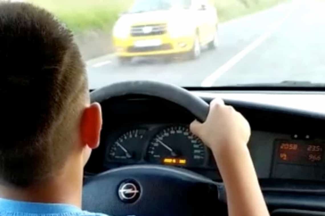 Ploieștean, cercetat de polițiști după ce a lăsat un copil de 13 ani să-i conducă mașina. L-a și filmat și postat pe o rețea de socializare