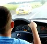 Ploieștean, cercetat de polițiști după ce a lăsat un copil de 13 ani să-i conducă mașina. L-a și filmat și postat pe o rețea de socializare