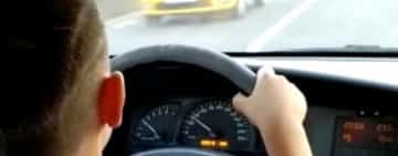 Ploieștean, cercetat de polițiști după ce a lăsat un copil de 13 ani să-i conducă mașina. L-a și filmat și postat pe o rețea de socializare