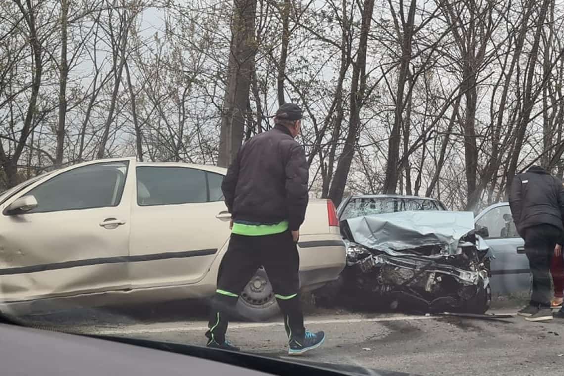Accident grav pe DN72. Pompierii au intervenit pentru descarcerarea unei persoane rănite