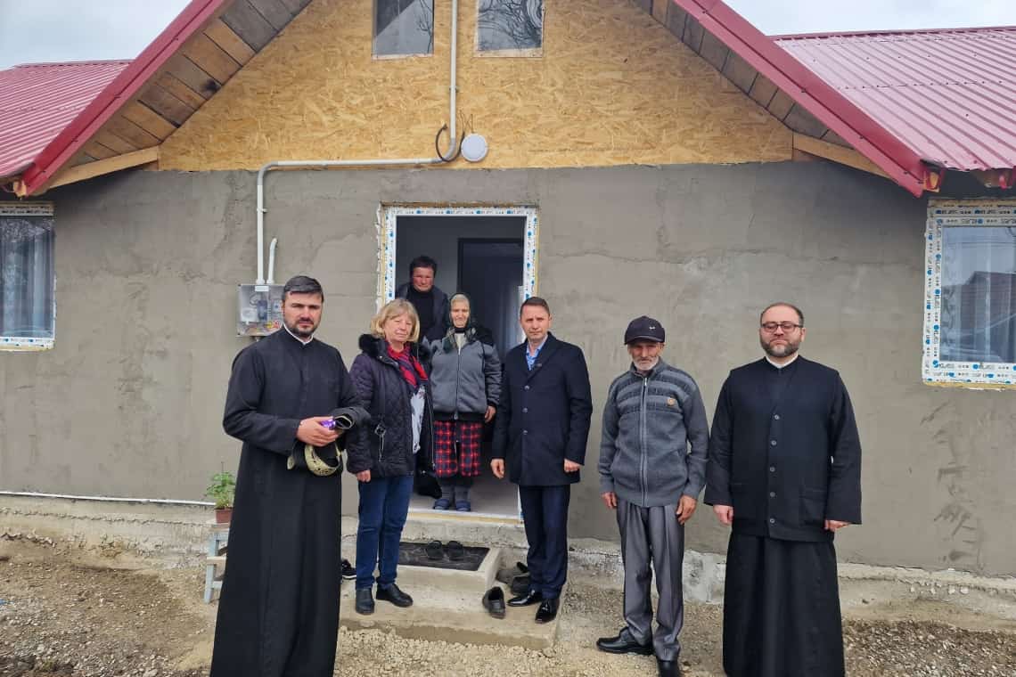 Dumnezeu lucrează prin oameni! Comunitatea din Tomșani a finalizat locuința familiei Jalbă, chiar înainte de Paște!