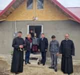Dumnezeu lucrează prin oameni! Comunitatea din Tomșani a finalizat locuința familiei Jalbă, chiar înainte de Paște!